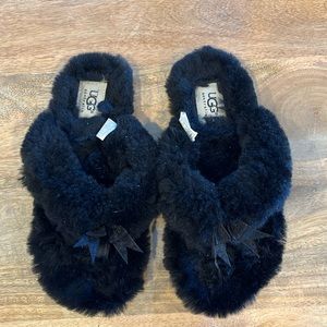 Ugg Slippers - black flip flops - size 6!